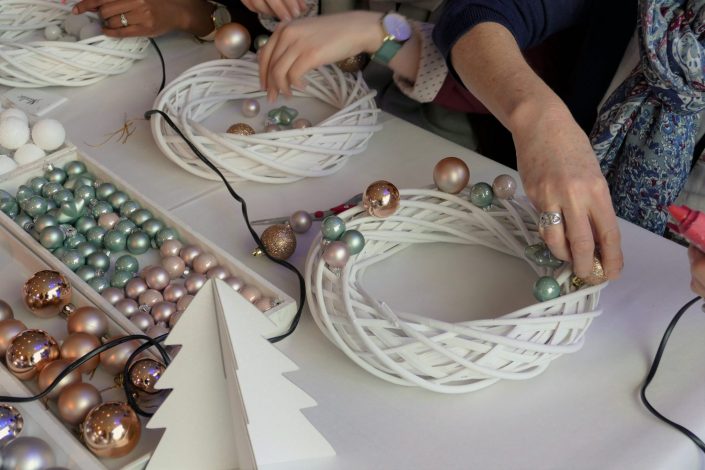 Atelier créatif de Noël par Studio Candy chez L'Oréal - couronnes de Noël, boules, pistolet à colle, kraft, DIY