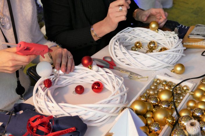 Atelier créatif de Noël par Studio Candy chez L'Oréal - couronnes de Noël, boules, pistolet à colle, kraft, DIY