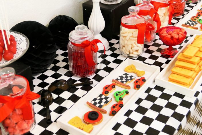 Candy Bar thème rallye / Course de voiture par Studio candy pour Organotechnie - bonbons, cakepops, financiers, sablés décorés