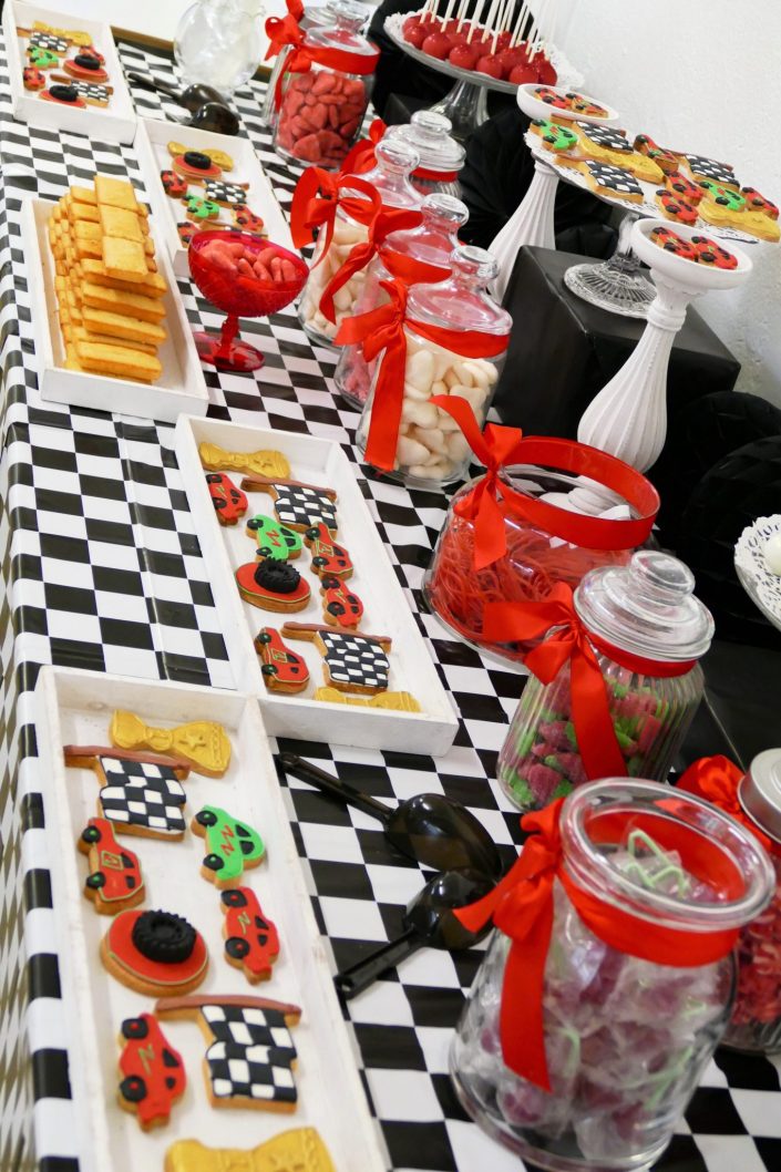 Candy Bar thème rallye / Course de voiture par Studio candy pour Organotechnie - bonbons, cakepops, financiers, sablés décorés
