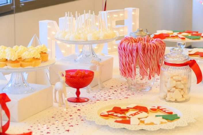 Candy Bar pour la Christmas Party chez Tati par Studio Candy - cake pops, cupcakes, bonbons, sucres d'orge, décoration Noël, ballons étoiles dorés, ours polaires, sablés décorés personnalisés