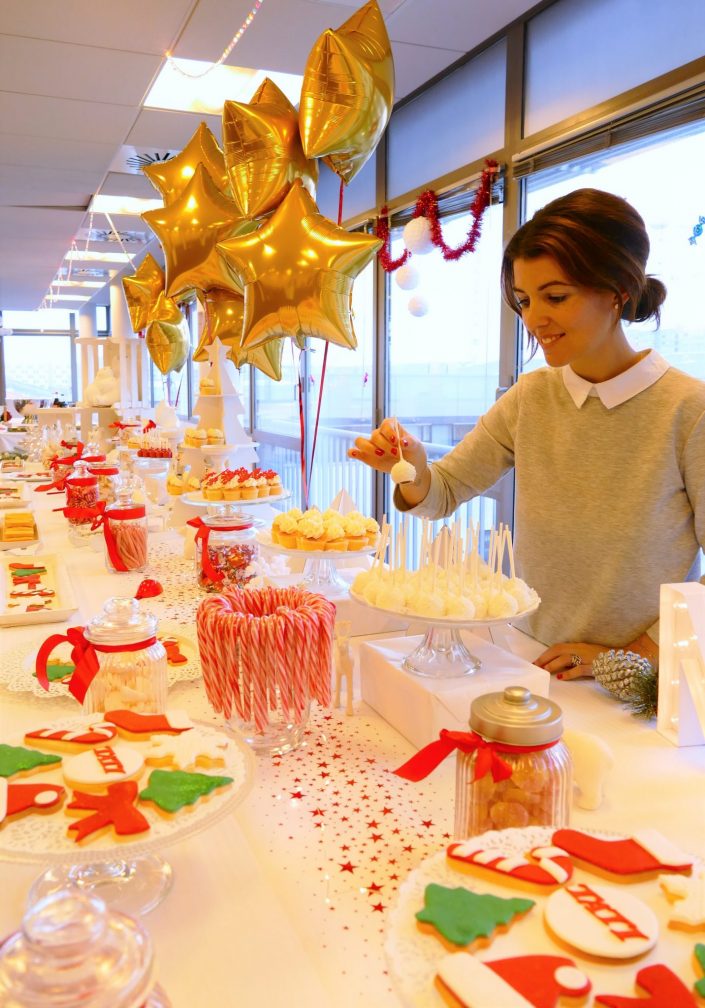 Candy Bar pour la Christmas Party chez Tati par Studio Candy - cake pops, cupcakes, bonbons, sucres d'orge, décoration Noël, ballons étoiles dorés, ours polaires, sablés décorés personnalisés