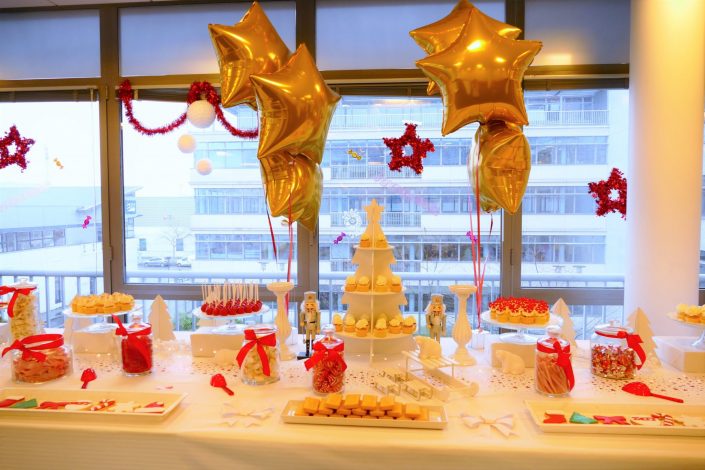 Candy Bar pour la Christmas Party chez Tati par Studio Candy - cake pops, cupcakes, bonbons, sucres d'orge, décoration Noël, ballons étoiles dorés, ours polaires, sablés décorés personnalisés