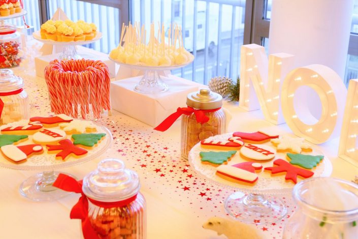 Candy Bar pour la Christmas Party chez Tati par Studio Candy - cake pops, cupcakes, bonbons, sucres d'orge, décoration Noël, ballons étoiles dorés, ours polaires, sablés décorés personnalisés