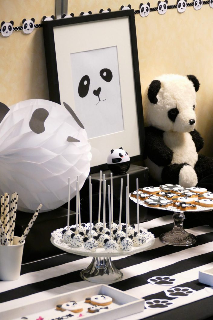 Panda Party chez Pierre et vacances par Studio Candy - cake pops, pâtisseries personnalisées, sablés pur beurre, décoration noir et blanc - Sweet table et candy bar