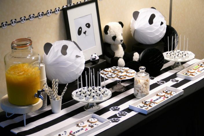 Panda Party chez Pierre et vacances par Studio Candy - cake pops, pâtisseries personnalisées, sablés pur beurre, décoration noir et blanc - Sweet table et candy bar