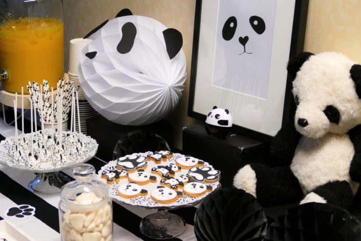 Panda Party chez Pierre et vacances par Studio Candy - cake pops, pâtisseries personnalisées, sablés pur beurre, décoration noir et blanc - Sweet table et candy bar