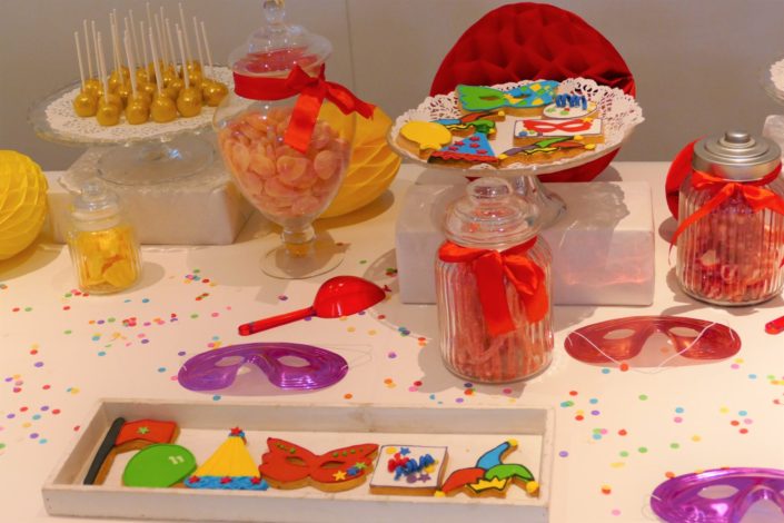 Candy Bar thème Carnaval pour le Familay Day d'Allianz par Studio Candy - Sablés décorés masque, arlequin, ballons, bonbons, cake pops, patisseries, gâteaux, décoration, confettis, lou