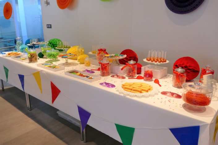 Candy Bar thème Carnaval pour le Familay Day d'Allianz par Studio Candy - Sablés décorés masque, arlequin, ballons, bonbons, cake pops, patisseries, gâteaux, décoration, confettis, lou