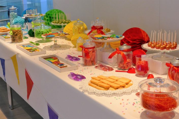 Candy Bar thème Carnaval pour le Familay Day d'Allianz par Studio Candy - Sablés décorés masque, arlequin, ballons, bonbons, cake pops, patisseries, gâteaux, décoration, confettis, lou