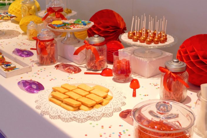 Candy Bar thème Carnaval pour le Familay Day d'Allianz par Studio Candy - Sablés décorés masque, arlequin, ballons, bonbons, cake pops, patisseries, gâteaux, décoration, confettis, lou