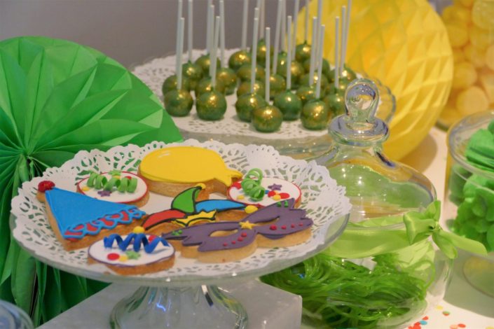 Candy Bar thème Carnaval pour le Familay Day d'Allianz par Studio Candy - Sablés décorés masque, arlequin, ballons, bonbons, cake pops, patisseries, gâteaux, décoration, confettis, lou