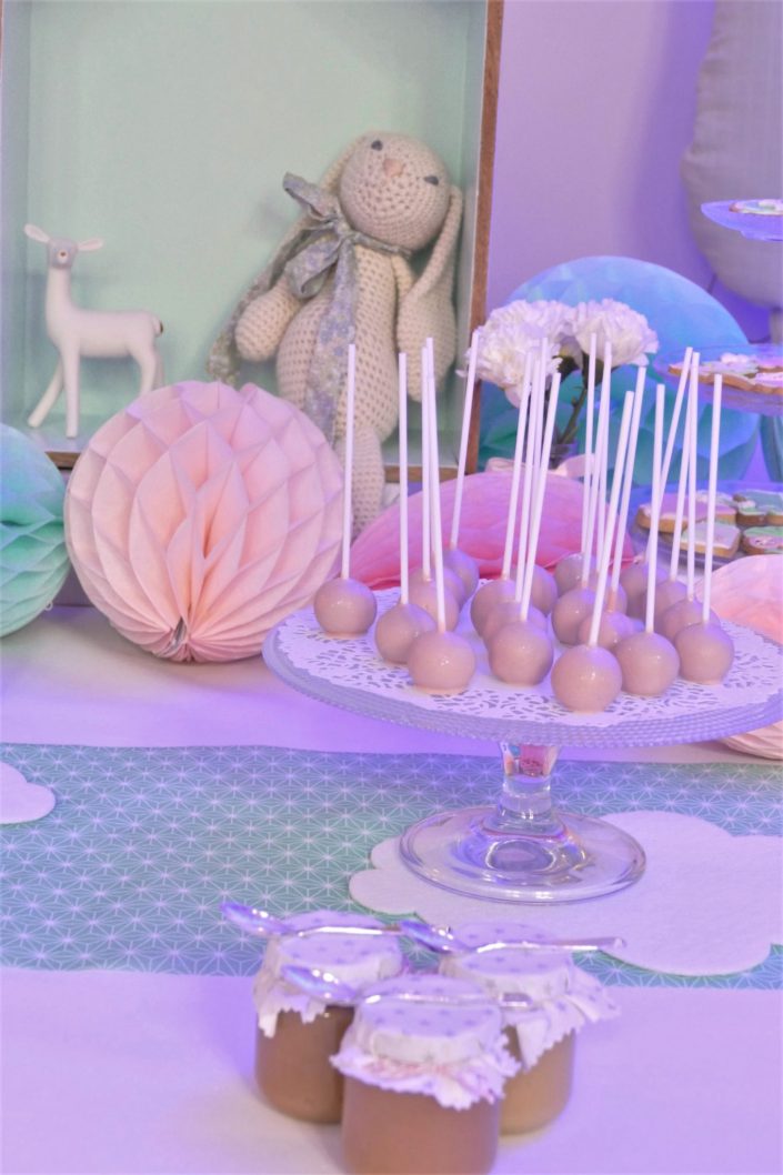 Sweet table / Candy bar décoré by Studio Candy chez Au Féminin pour le lancement de la nouvelle campagne virale Hépar - décoration bébé/maman/baby shower, pâtisseries, goûter, cake pops, cupcakes, petits pots de bébé - vert d'eau et rose pastel