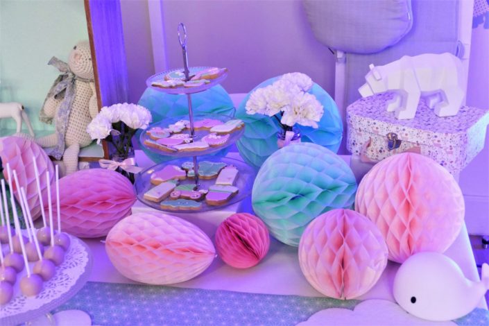 Sweet table / Candy bar décoré by Studio Candy chez Au Féminin pour le lancement de la nouvelle campagne virale Hépar - décoration bébé/maman/baby shower, pâtisseries, goûter, cake pops, cupcakes, petits pots de bébé - vert d'eau et rose pastel