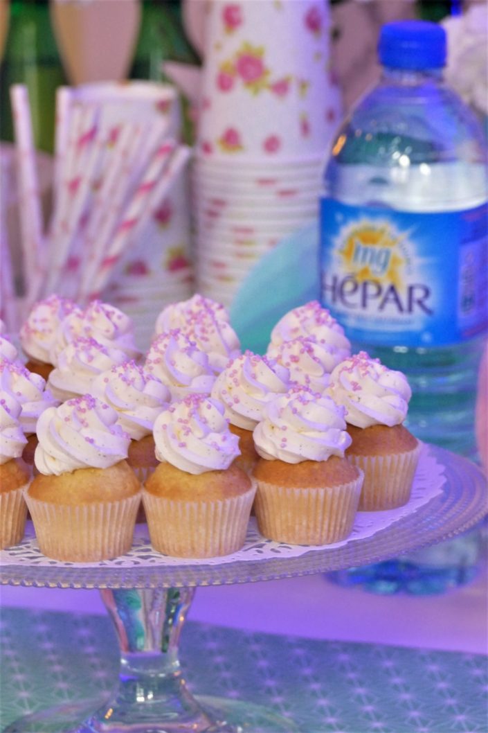 Sweet table / Candy bar décoré by Studio Candy chez Au Féminin pour le lancement de la nouvelle campagne virale Hépar - décoration bébé/maman/baby shower, pâtisseries, goûter, cake pops, cupcakes, petits pots de bébé - vert d'eau et rose pastel