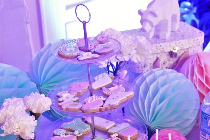 Sweet table / Candy bar décoré by Studio Candy chez Au Féminin pour le lancement de la nouvelle campagne virale Hépar - décoration bébé/maman/baby shower, pâtisseries, goûter, cake pops, cupcakes, petits pots de bébé - vert d'eau et rose pastel