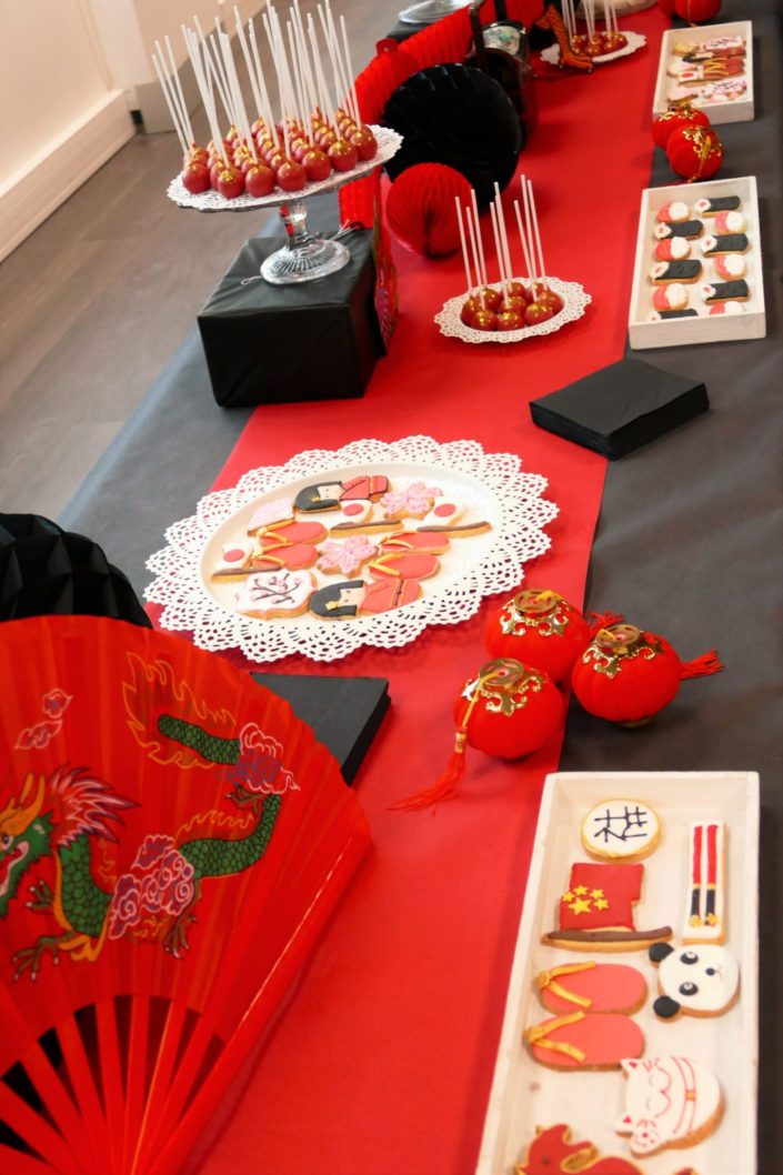 Goûter thème Asie pour Chronopost par Studio Candy - Sablés décorés tongs, geisha, drapeau japonais et chinois, lanterne, dragon, enventail, fleurs de cerisiers, cake pops au chocolat, financiers amande, décoration et scénographie personnalisée Asiatique