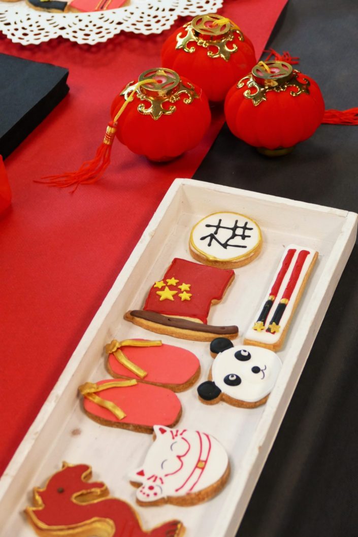 Goûter thème Asie pour Chronopost par Studio Candy - Sablés décorés tongs, geisha, drapeau japonais et chinois, lanterne, dragon, enventail, fleurs de cerisiers, cake pops au chocolat, financiers amande, décoration et scénographie personnalisée Asiatique