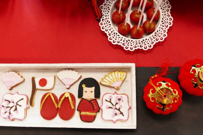 Goûter thème Asie pour Chronopost par Studio Candy - Sablés décorés tongs, geisha, drapeau japonais et chinois, lanterne, dragon, enventail, fleurs de cerisiers, cake pops au chocolat, financiers amande, décoration et scénographie personnalisée Asiatique