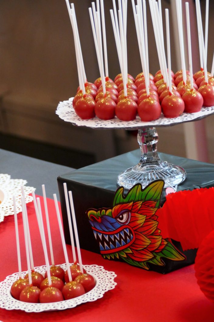 Goûter thème Asie pour Chronopost par Studio Candy - Sablés décorés tongs, geisha, drapeau japonais et chinois, lanterne, dragon, enventail, fleurs de cerisiers, cake pops au chocolat, financiers amande, décoration et scénographie personnalisée Asiatique