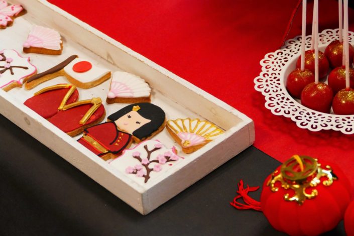 Goûter thème Asie pour Chronopost par Studio Candy - Sablés décorés tongs, geisha, drapeau japonais et chinois, lanterne, dragon, enventail, fleurs de cerisiers, cake pops au chocolat, financiers amande, décoration et scénographie personnalisée Asiatique