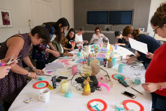 Atelier DIY créatif - Bocaux de Pâques par Studio Candy chez Estée Lauder - Customisation, peinture, collage, kraft, oeufs en chocolat.