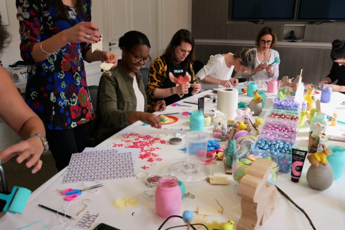 Atelier DIY créatif - Bocaux de Pâques par Studio Candy chez Estée Lauder - Customisation, peinture, collage, kraft, oeufs en chocolat.