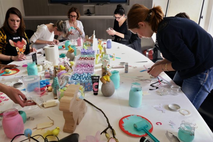 Atelier DIY créatif - Bocaux de Pâques par Studio Candy chez Estée Lauder - Customisation, peinture, collage, kraft, oeufs en chocolat.