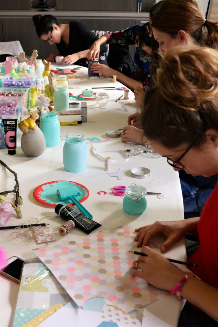 Atelier DIY créatif - Bocaux de Pâques par Studio Candy chez Estée Lauder - Customisation, peinture, collage, kraft, oeufs en chocolat.