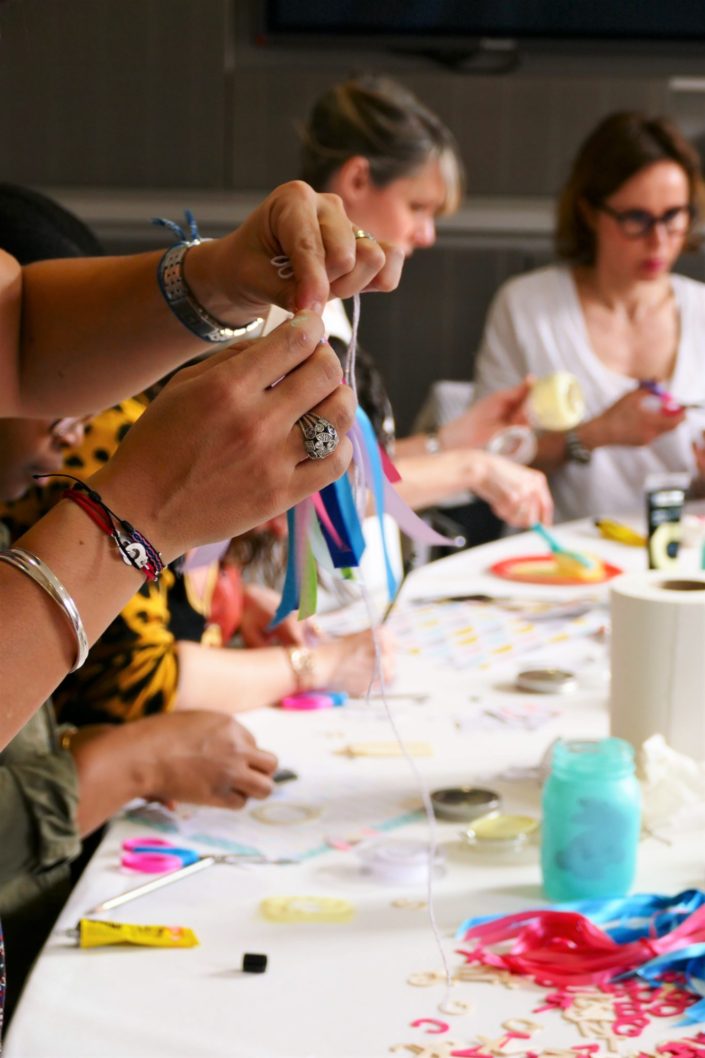 Atelier DIY créatif - Bocaux de Pâques par Studio Candy chez Estée Lauder - Customisation, peinture, collage, kraft, oeufs en chocolat.