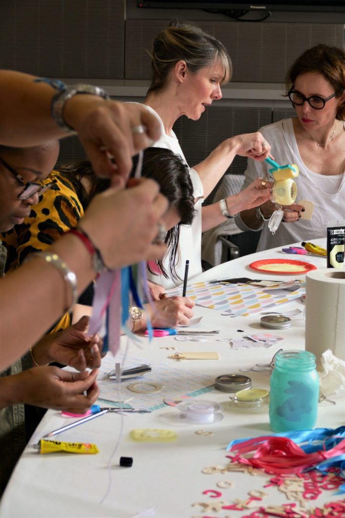 Atelier DIY créatif - Bocaux de Pâques par Studio Candy chez Estée Lauder - Customisation, peinture, collage, kraft, oeufs en chocolat.