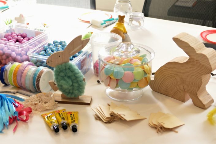 Atelier DIY créatif - Bocaux de Pâques par Studio Candy chez Estée Lauder - Customisation, peinture, collage, kraft, oeufs en chocolat.