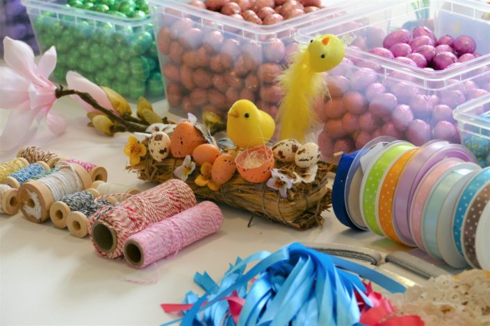 Atelier DIY créatif - Bocaux de Pâques par Studio Candy chez Estée Lauder - Customisation, peinture, collage, kraft, oeufs en chocolat.