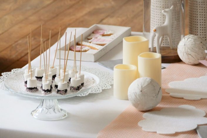 Cocooning Party Nivea par Studio Candy - meringue nuages, sablés décorés en forme de pull, chaussette, oreiller, écharpe et chocolat chaud, brochettes de chamallows trempées dans le chocolat. Sweet table et candy bar personnalisé et décoré.