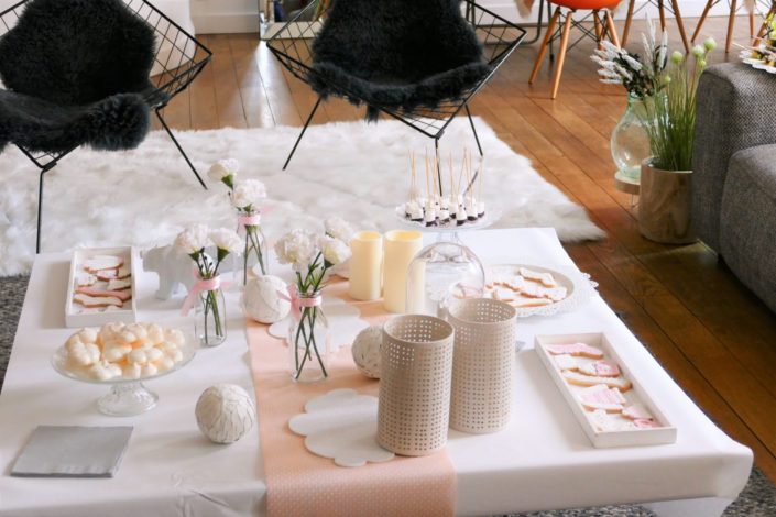 Cocooning Party Nivea par Studio Candy - meringue nuages, sablés décorés en forme de pull, chaussette, oreiller, écharpe et chocolat chaud, brochettes de chamallows trempées dans le chocolat. Sweet table et candy bar personnalisé et décoré.