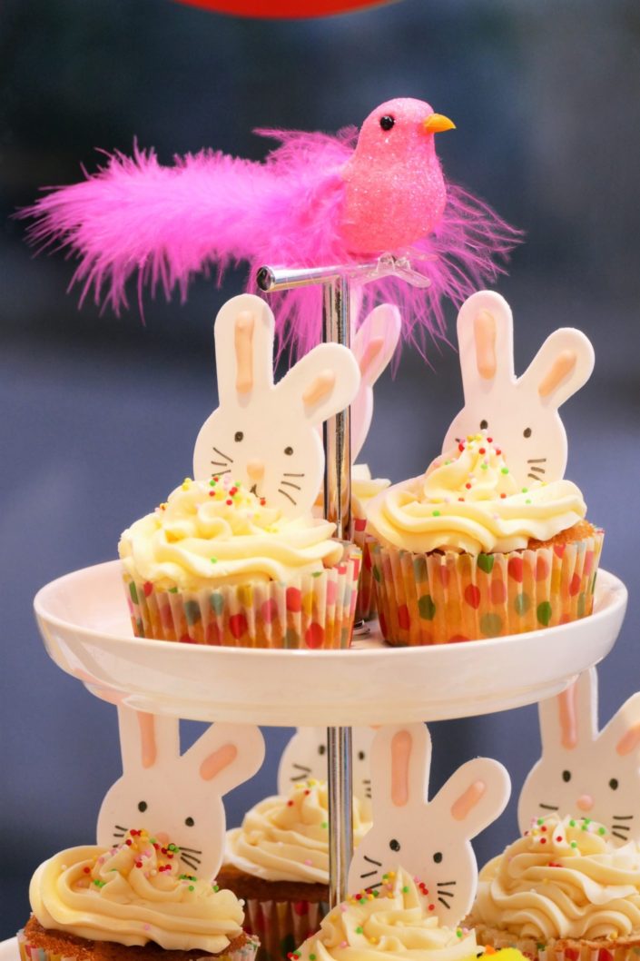 Sweet table / Candy bar Pâques réalisé par Studio Candy pour Hema - sablés décorés lapins, carotte, oeufs, cloche, poule, poussin, cake pops, cupcakes, nids en chocolat