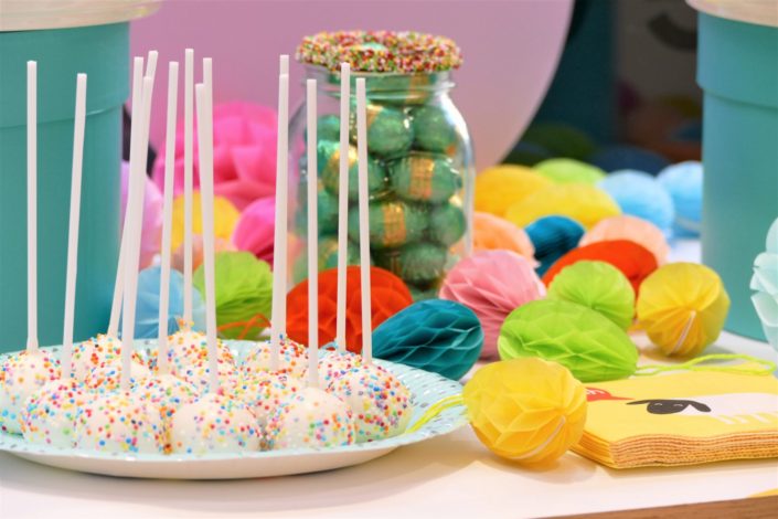 Sweet table / Candy bar Pâques réalisé par Studio Candy pour Hema - sablés décorés lapins, carotte, oeufs, cloche, poule, poussin, cake pops, cupcakes, nids en chocolat