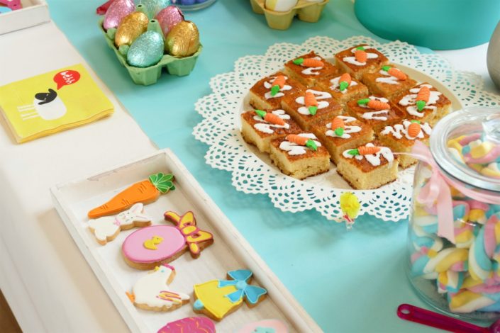 Candy Bar / Bar à bonbons et pâtisseries pour le Family Day d'Ubisoft thème Pâques - cupcakes, cakepops, sablés décorés lapins/oeufs/carotte/poussin/poule/cloche, brochettes de chamallows, sucettes
