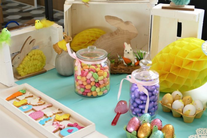 Candy Bar / Bar à bonbons et pâtisseries pour le Family Day d'Ubisoft thème Pâques - cupcakes, cakepops, sablés décorés lapins/oeufs/carotte/poussin/poule/cloche, brochettes de chamallows, sucettes