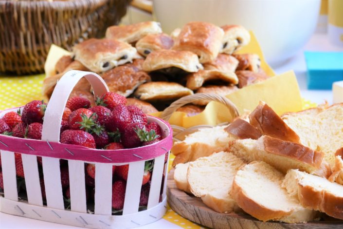 Petit déjeuner par Studio Candy au siège de Maeva - viennoiseries, fruits frais, gâteaux, madeleines, brioches, confiture, beurre, baguette