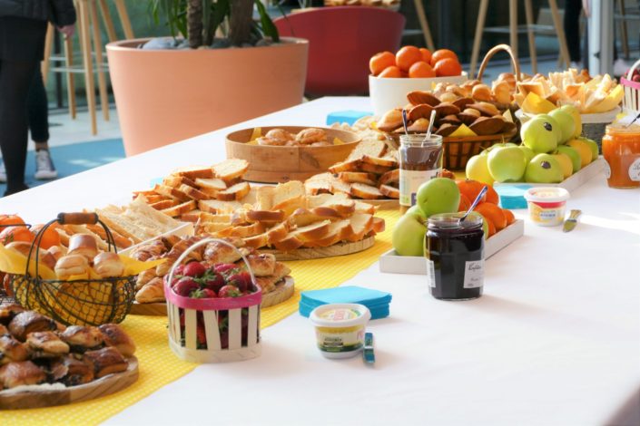 Petit déjeuner par Studio Candy au siège de Maeva - viennoiseries, fruits frais, gâteaux, madeleines, brioches, confiture, beurre, baguette