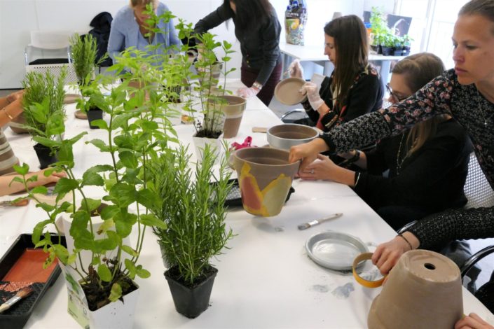 Atelier créatif DIY végétal chez Estée Lauder - team building par Studio Candy - peinture pot en terre cuite, plantes aromatiques, rempotage...