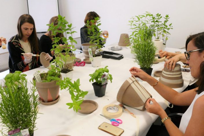 Atelier créatif DIY végétal chez Estée Lauder - team building par Studio Candy - peinture pot en terre cuite, plantes aromatiques, rempotage...