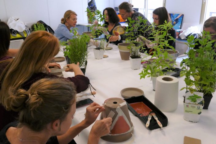 Atelier créatif DIY végétal chez Estée Lauder - team building par Studio Candy - peinture pot en terre cuite, plantes aromatiques, rempotage...