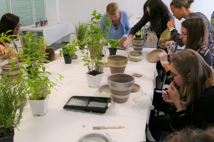 Atelier créatif DIY végétal chez Estée Lauder - team building par Studio Candy - peinture pot en terre cuite, plantes aromatiques, rempotage...