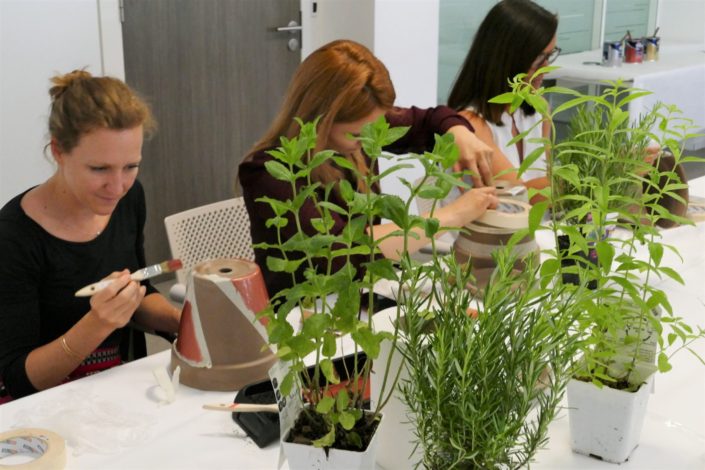 Atelier créatif DIY végétal chez Estée Lauder - team building par Studio Candy - peinture pot en terre cuite, plantes aromatiques, rempotage...