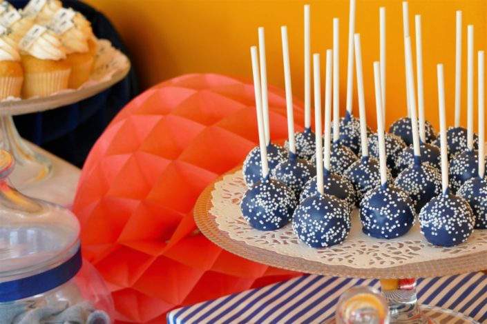 Fête des diplômés chez Babilou par Studio Candy - Sweet table, candy bar bleu, blanc et corail - Sablés décorés diplômes, toge, bonbons, sucettes, cupcakes avec logo, décoration