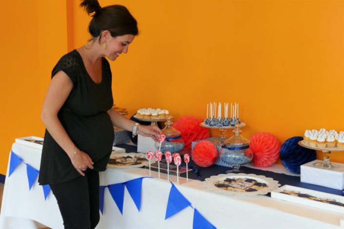 Fête des diplômés chez Babilou par Studio Candy - Sweet table, candy bar bleu, blanc et corail - Sablés décorés diplômes, toge, bonbons, sucettes, cupcakes avec logo, décoration