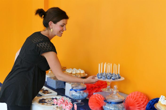 Fête des diplômés chez Babilou par Studio Candy - Sweet table, candy bar bleu, blanc et corail - Sablés décorés diplômes, toge, bonbons, sucettes, cupcakes avec logo, décoration