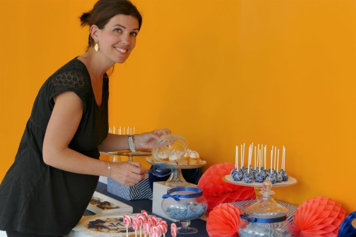 Fête des diplômés chez Babilou par Studio Candy - Sweet table, candy bar bleu, blanc et corail - Sablés décorés diplômes, toge, bonbons, sucettes, cupcakes avec logo, décoration